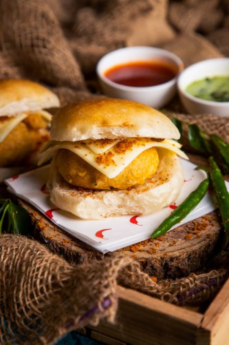 Tapri Style Vada Pav Jain
